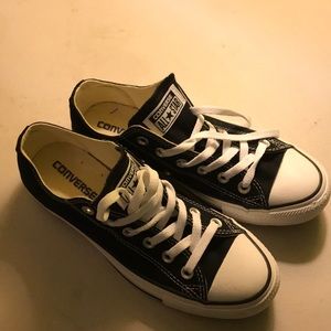 Unisex converse. Never worn.